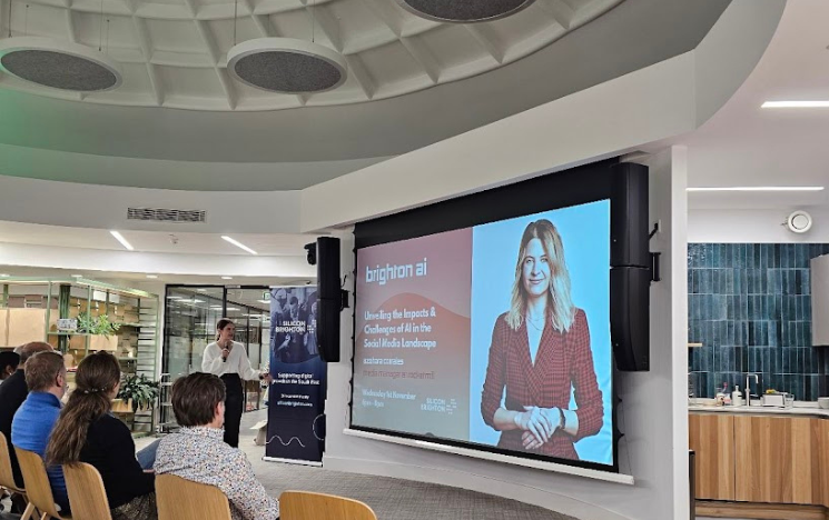 Azahara speaking about Artificial Intelligence in social media at an event.